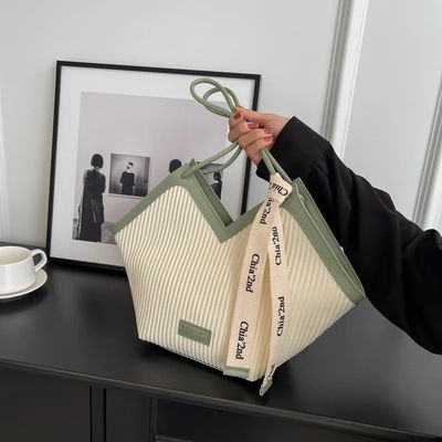 Bolsas con estilo para estudiantes con material de revestimiento de cachemira y decoración de cerradura