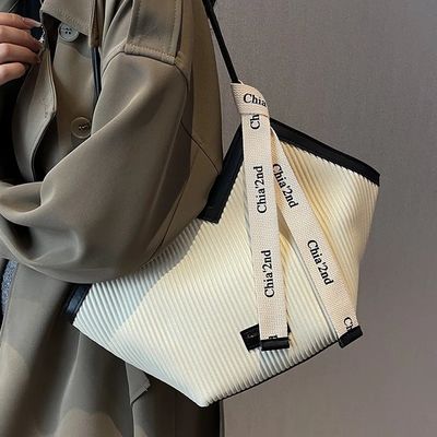 Bolsas con estilo para estudiantes con material de revestimiento de cachemira y decoración de cerradura