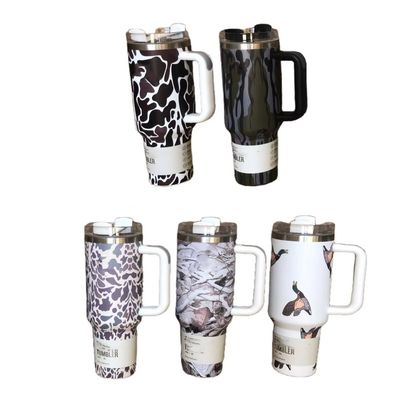 Sostenible 40oz Leopard Impresión Camuflaje Copo de paja Tumbler para bebidas calientes y frías