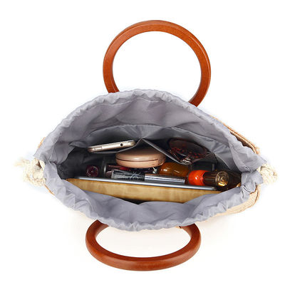 Bolso de mujer tejido con hierba y mango de madera para el ocio con diseños de moda