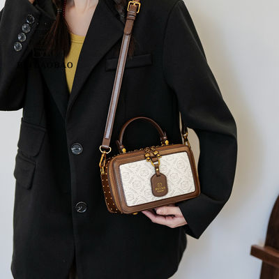 PU Retro Embalado Bolso Cuadrado Pequeño Con Un Largo Cinturón Para Mano