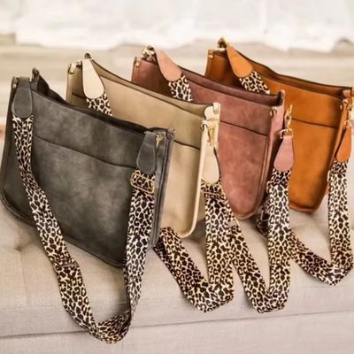 Bolso de hombro de piel vegetariana para mujer con correa de guitarra y mango único