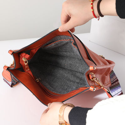 Bolso de hombro de piel vegetariana para mujer con correa de guitarra y mango único