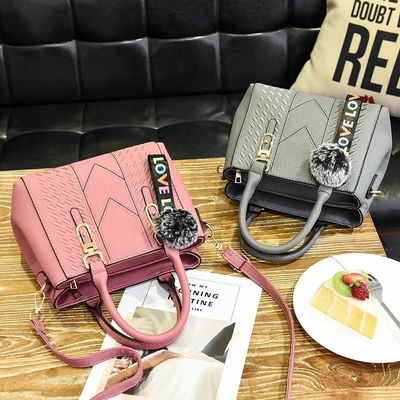 Elegante bolso de hombro de cuero genuino con dibujos animados y decoración de botones