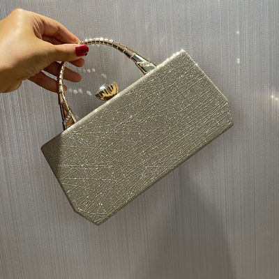 Bolso de mano femenino Hasp de estilo vintage adornado con diseño destacado Sequins Tendencia de cuero