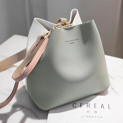 Bolso de cubo femenino de verano 2024 Color de contraste y detección de movimiento para una bolsa versátil