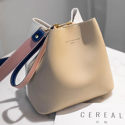 Bolso de cubo femenino de verano 2024 Color de contraste y detección de movimiento para una bolsa versátil