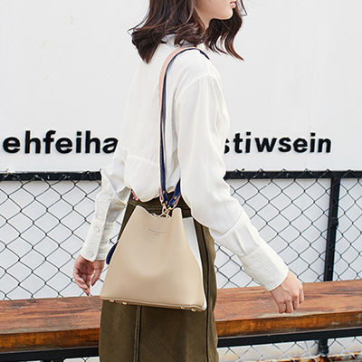 Bolso de cubo femenino de verano 2024 Color de contraste y detección de movimiento para una bolsa versátil