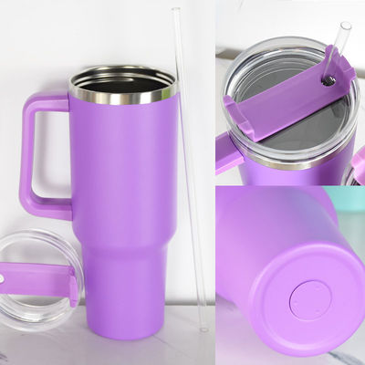 Taza de agua con tapa de paja con diseño grabado de leopardo