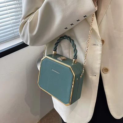 Detección de movimiento Bolsos de hombro de mujer con cadena cruzada con pequeña gelatina ligera y PU