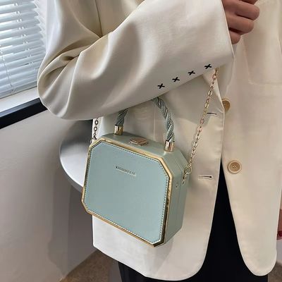 Detección de movimiento Bolsos de hombro de mujer con cadena cruzada con pequeña gelatina ligera y PU