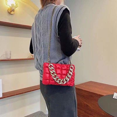 Impresión de logotipo personalizado Bolsos de cuero de PU Bolsos de mujer con diseño de cadena