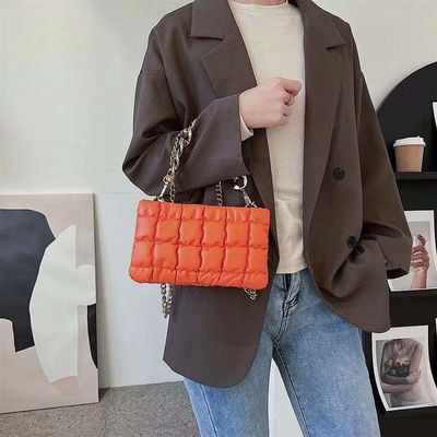 Impresión de logotipo personalizado Bolsos de cuero de PU Bolsos de mujer con diseño de cadena
