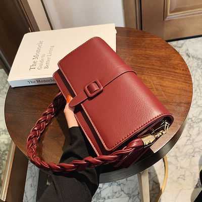 Bolsos de cuero de PU trenzados para mujeres con cierre de cremallera elegante para un aspecto de moda