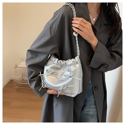 Las bolsas de bolsillo magnético de plissado minimalista para mujeres en 4 colores