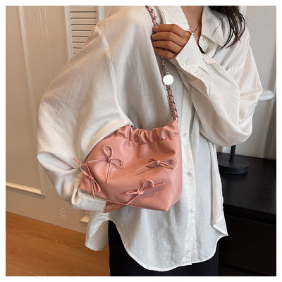 Las bolsas de bolsillo magnético de plissado minimalista para mujeres en 4 colores