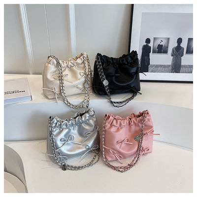 Las bolsas de bolsillo magnético de plissado minimalista para mujeres en 4 colores