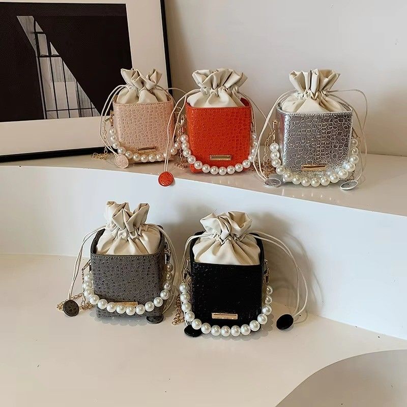 Bolso de bolsillo de color dulce de moda de verano con cadena de perlas Bolso de eslingas para mujeres