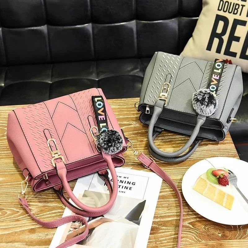 Elegante bolso de hombro de cuero genuino con dibujos animados y decoración de botones