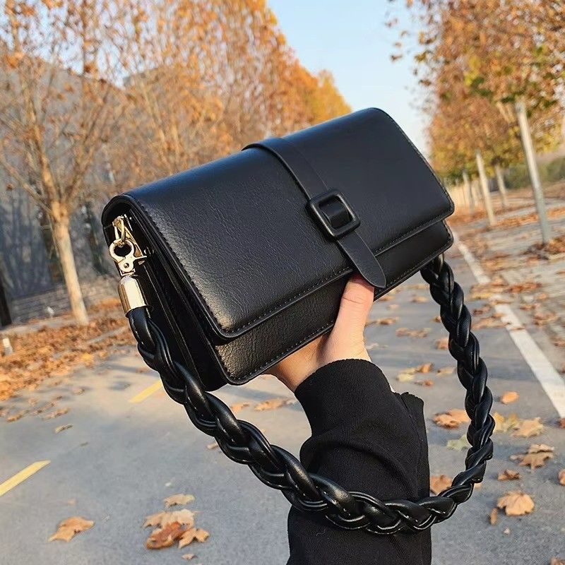 Bolsos de cuero de PU trenzados para mujeres con cierre de cremallera elegante para un aspecto de moda